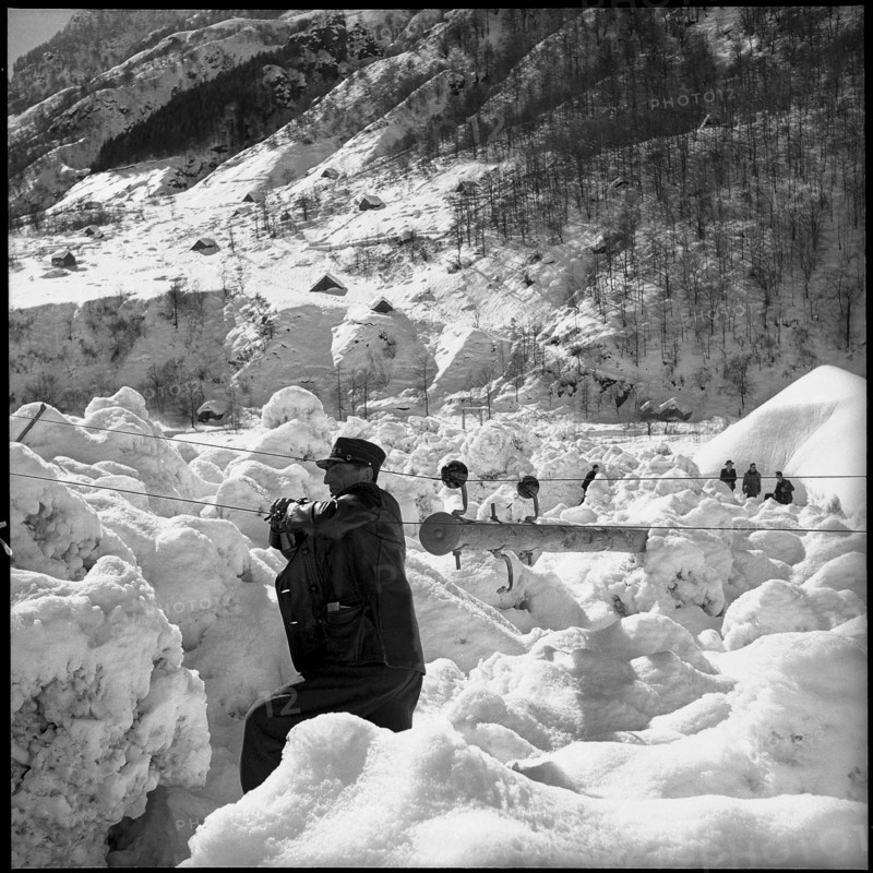 Lawine in Frasco, Verzasca valley, funeral of avalanche victims, 1951