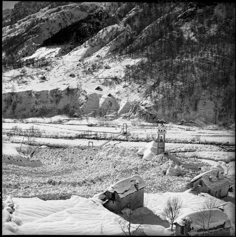 Lawine in Frasco, Verzasca valley, church tower rising from masses of snow, 1951