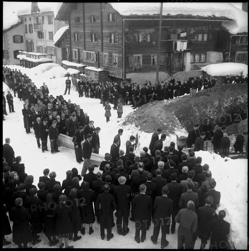 Funeral of the avalanche victims in Vals, girls carrying wreath, 1951