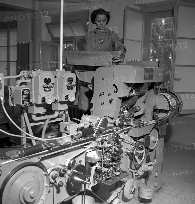 Cigarette factory Brunette, 1952