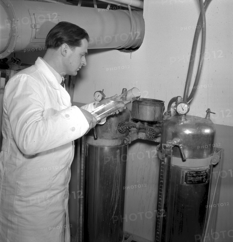 Cigarette factory Brunette, 1954