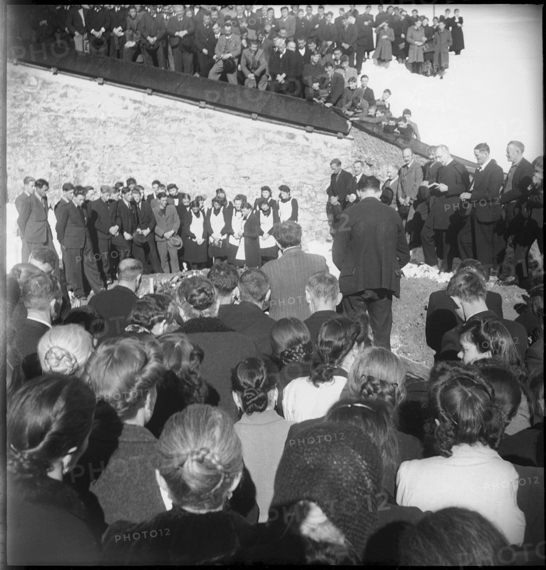 Mattmark, journalists gathering informations about glacial ice avalanche, 1965