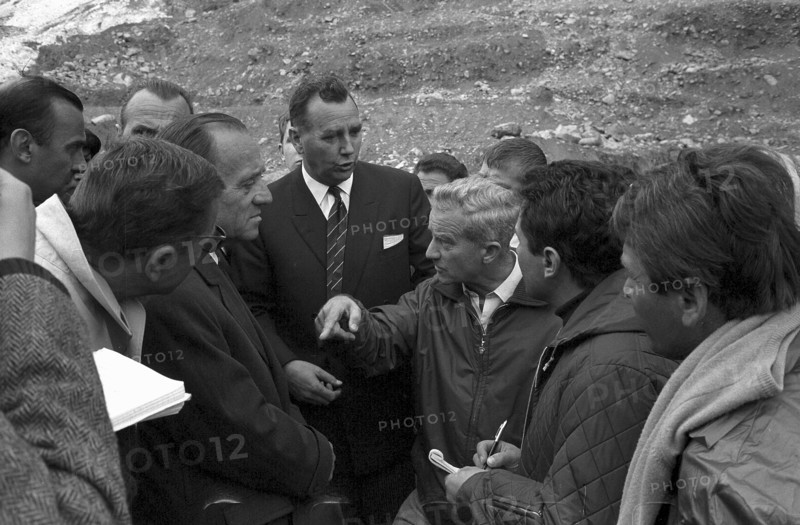 Mattmark, journalists gathering informations about glacial ice avalanche, 1965