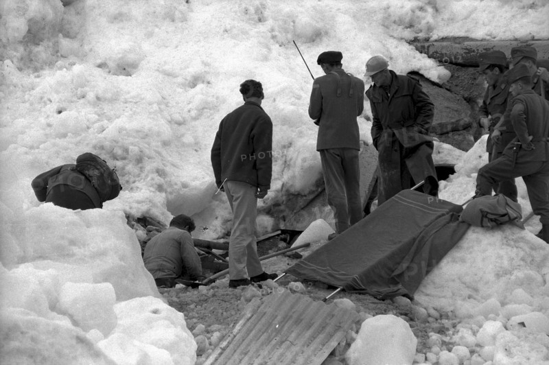 Mattmark glacial ice avalanche, survived workers forming search party, 1965