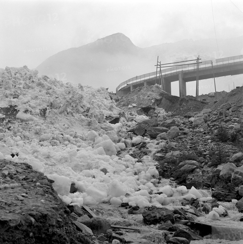 Mattmark glacial ice avalanche, search for missing workers, 1965