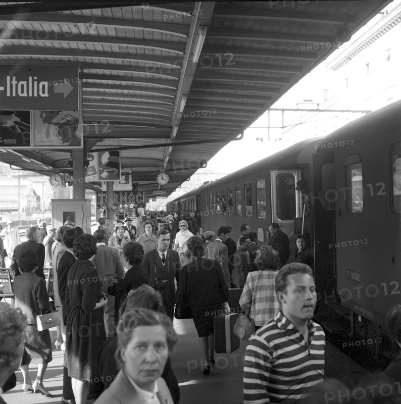 African tourists on a market stall in Lugano, 1961