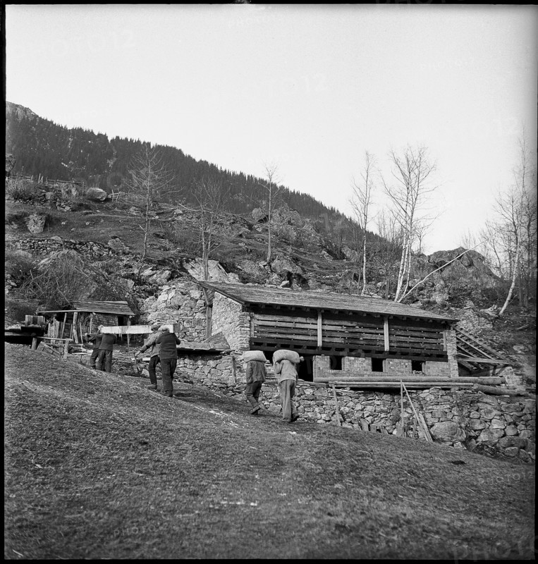 Urnerboden: people searching among the remains of buildings destroyed by an avalanche, 1940
