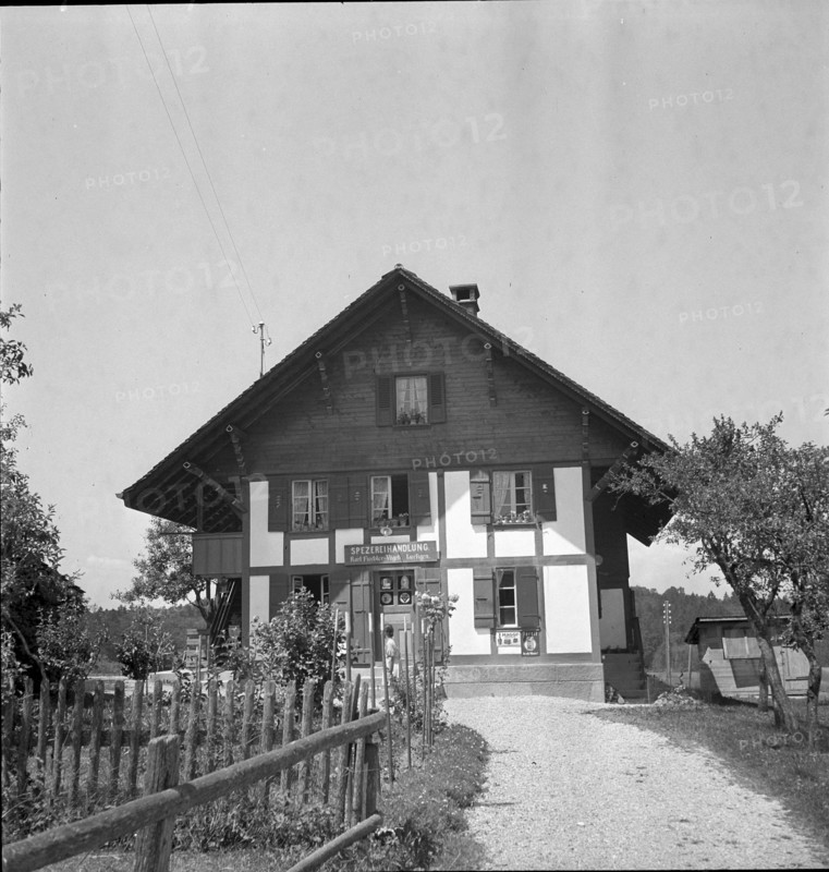 Fountain and farmhouses in Lurtigen FR, 1941