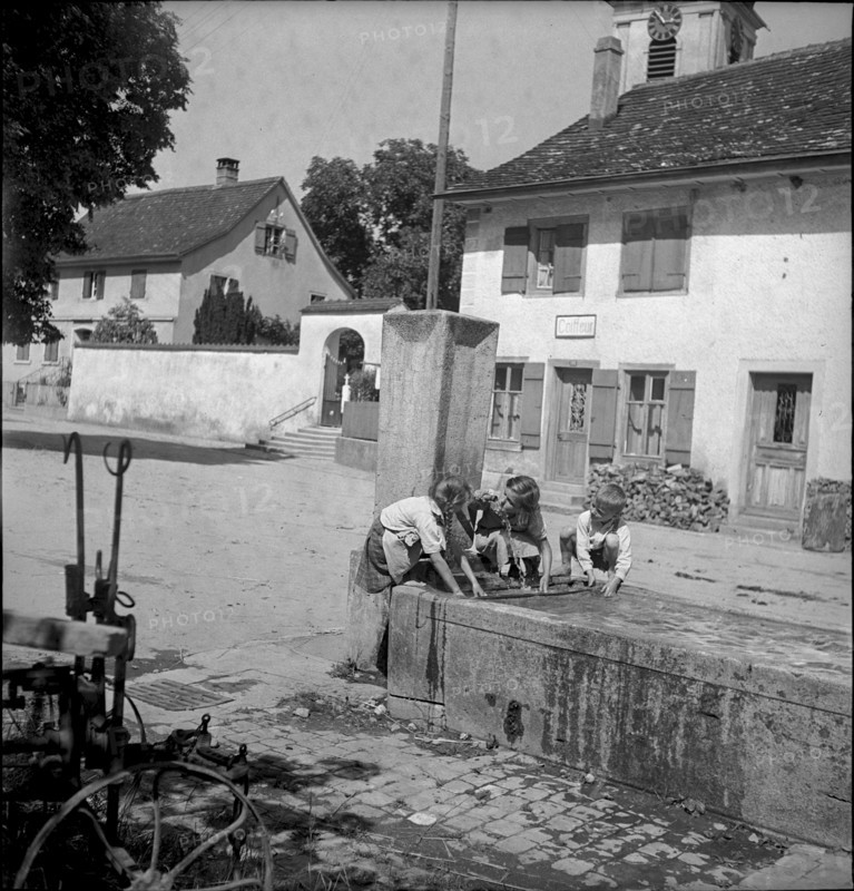 Bringing in the hay, hay harvest in Ramsen SH 1946