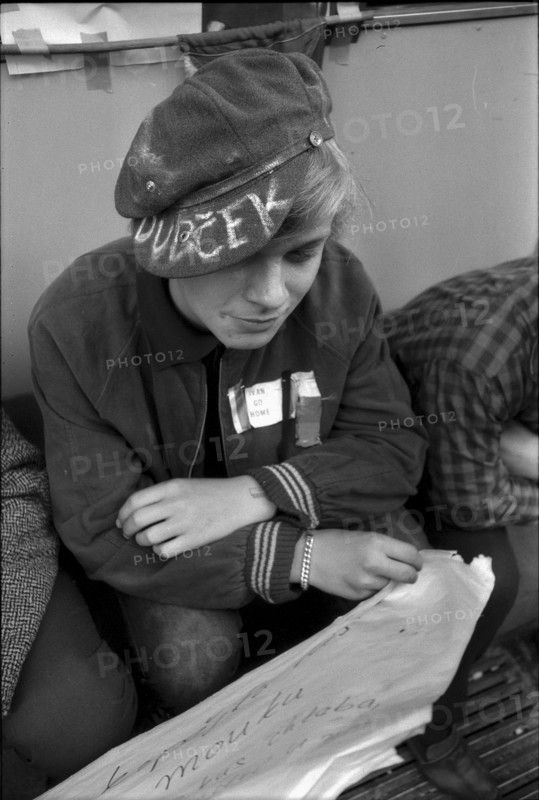 Prague 1968 after the invasion of the Warsaw Pact troops: young people resist