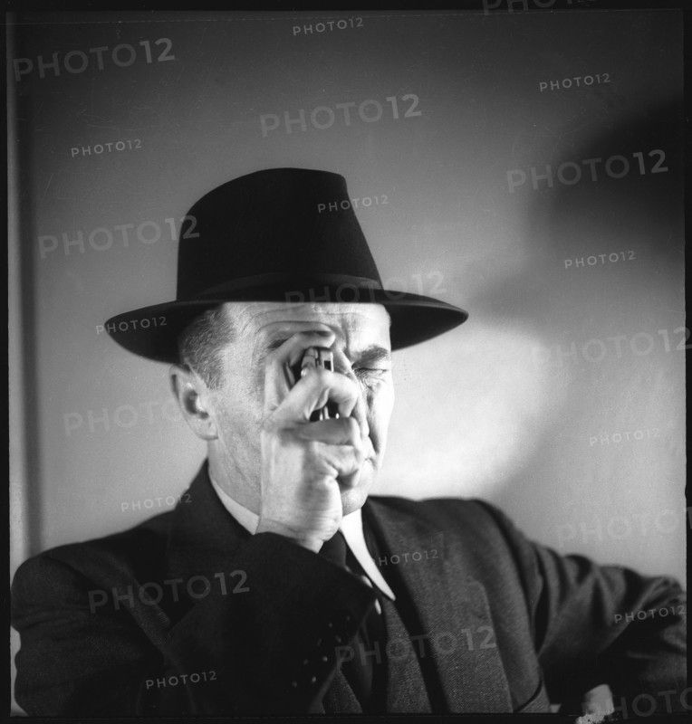 Spy uses mini camera; 1946