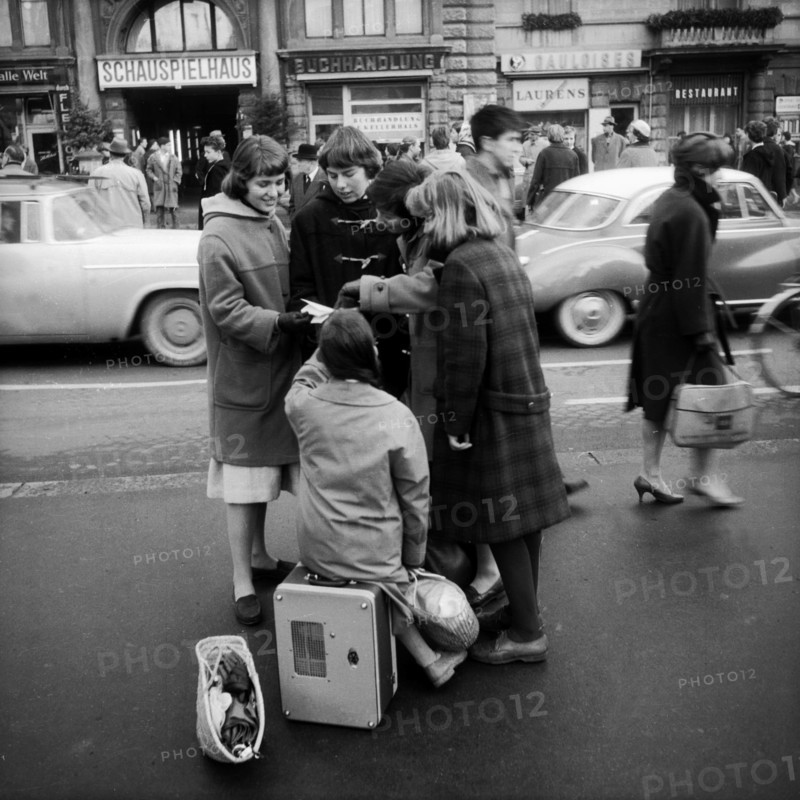 Teenagers in front of the Schauspielhaus, Zurich 1960