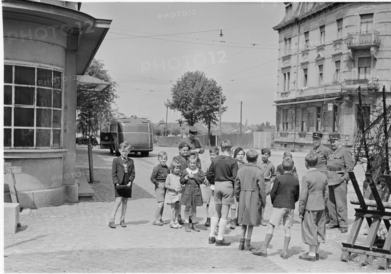 WWII: Basel children at the border with France, 1945