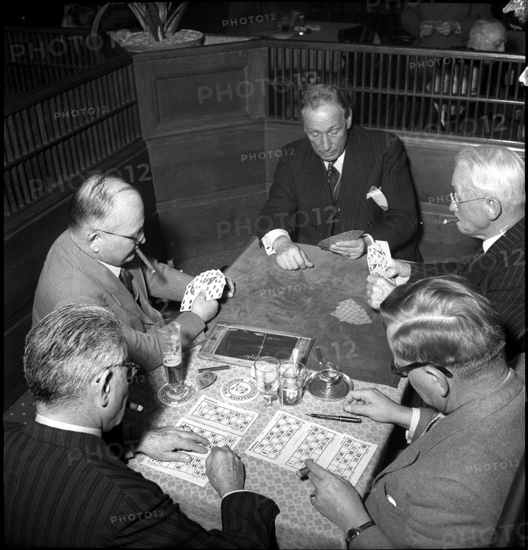 Men playing cards, 1950