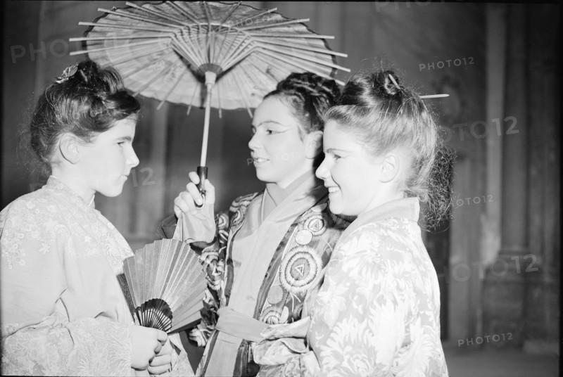 Girls dressed as Japanese, Schwyz 1947