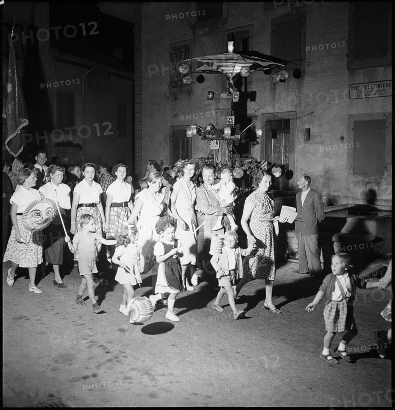 Riex; parade, children carrying lanterns; 1955