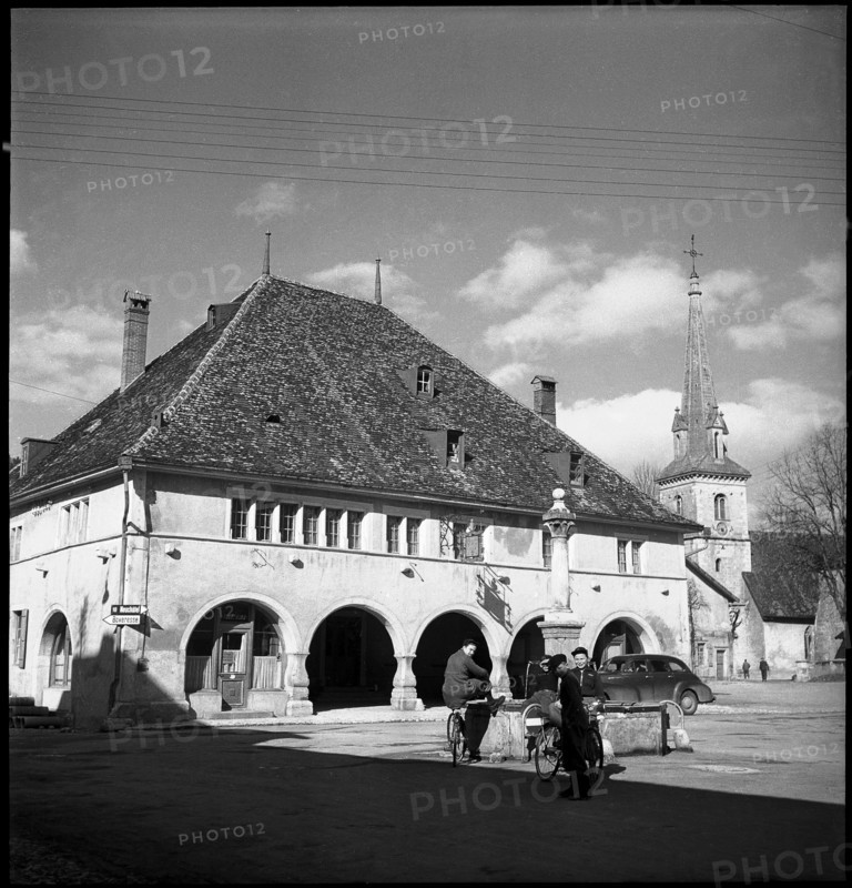 Val de Travers, village square, fountain, community center in Môtiers; 1950