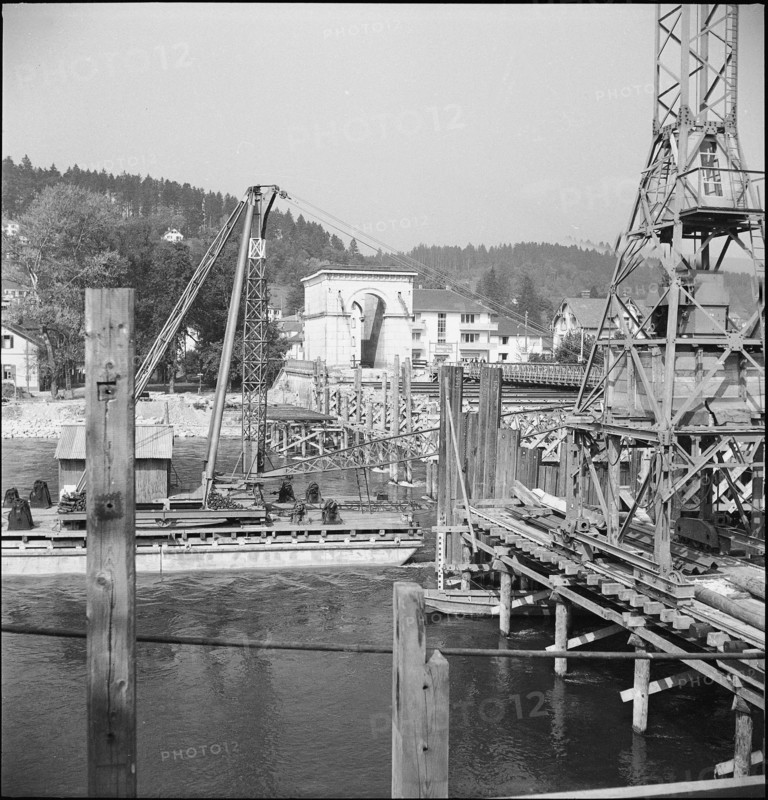 The roadway of the old chain bridge near Aarau is shifted in 1948