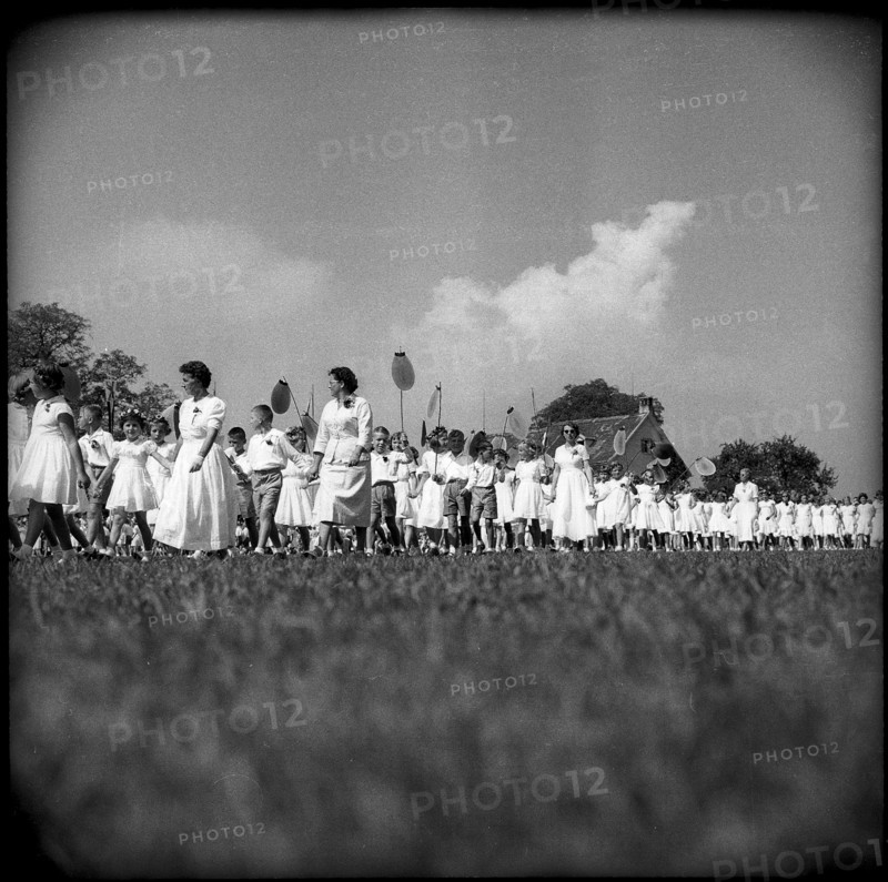 Girls dancing at the children's festival in St. Gallen, 1955