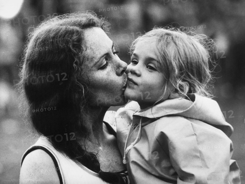 Swiss Championships Olten 1975: Cornelia Bürki kisses daughter Sorita