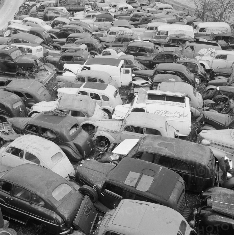 Car demolition in Höngg, 1958
