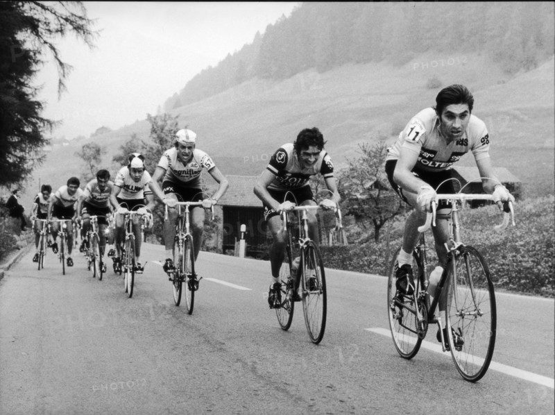 Tour de Suisse 1974: Overall winner Eddy Merckx leads the field