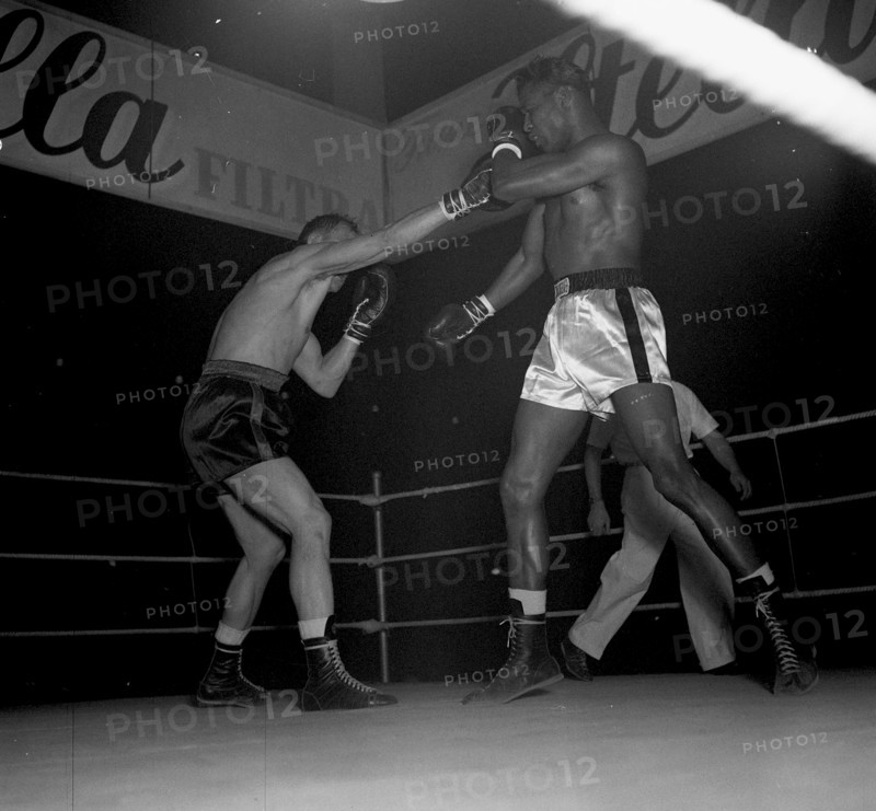 FSB president Droz and Sugar Ray Robinson being weighted, Geneva 1950