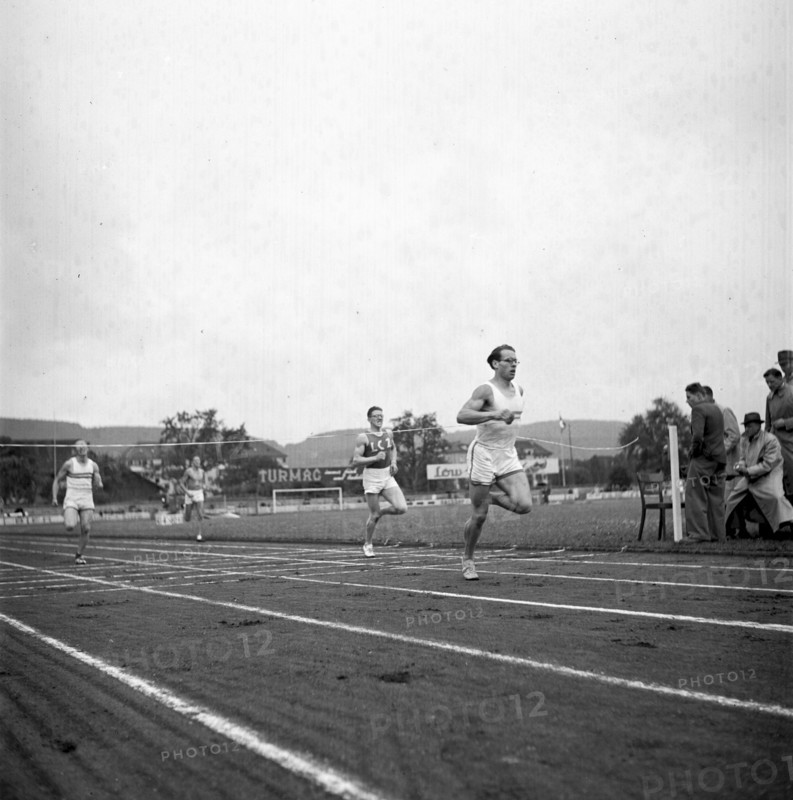 Finish sports teacher Paavo Karikko training swiss athletes in Macolin 1947