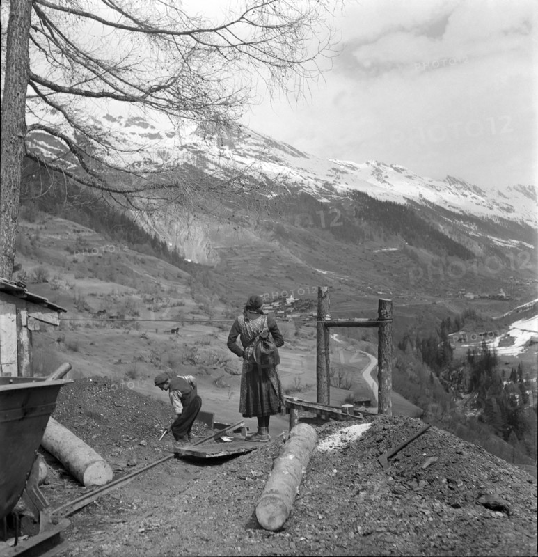 Valais, Goltschried coal mine; woman with rucksack, backpack; 1941.