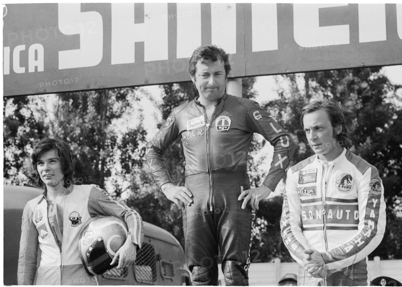 Motorcycle GP Imola 1974: Winners ceremony with Bruno Kneubühler.