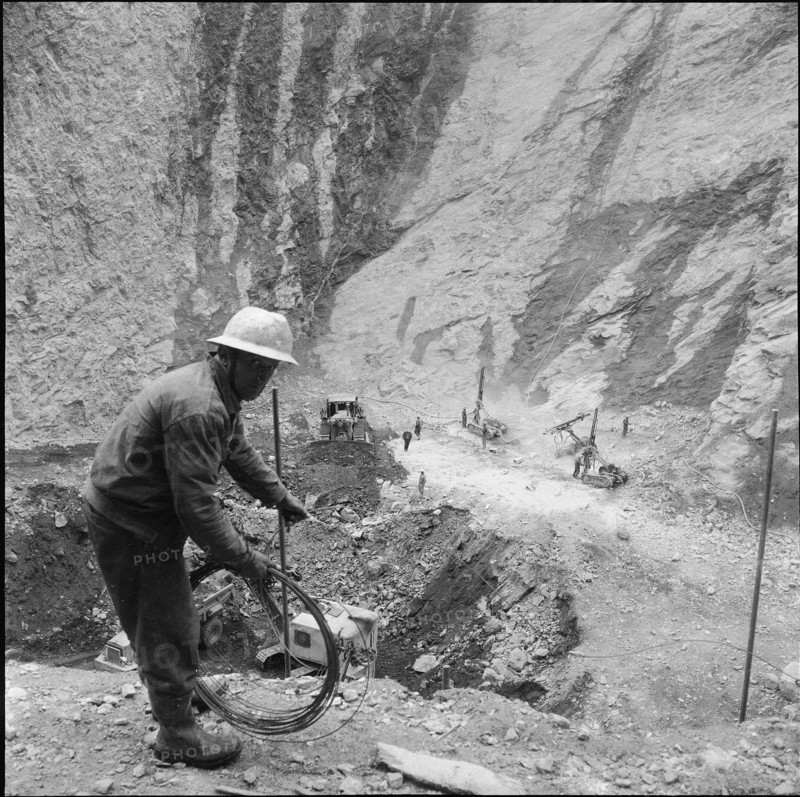Luzzone dam: building site, blasting works 1960.