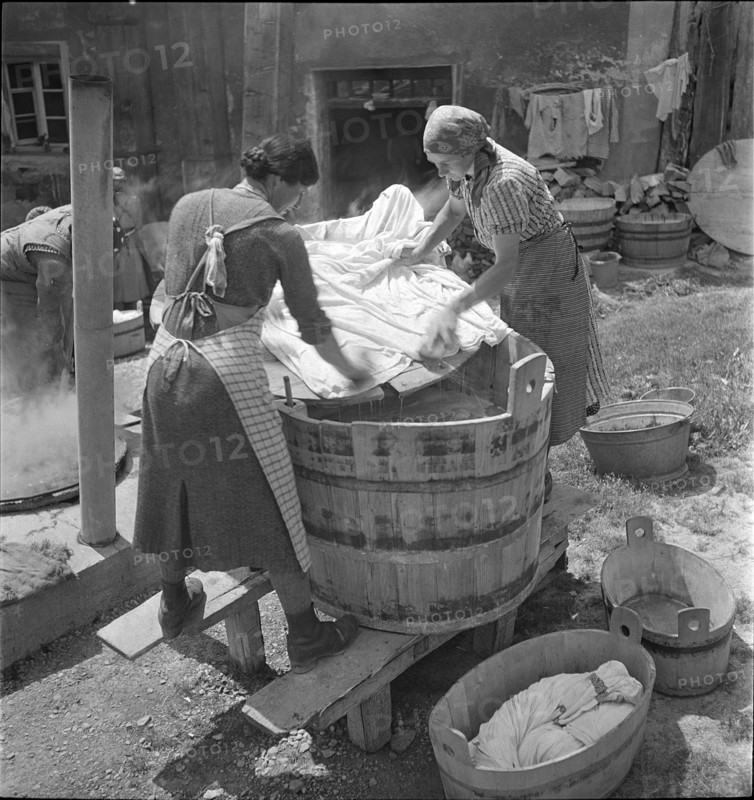 Women washing at the Hinterrhein, 1941.