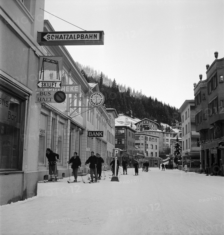 Davos; people on skis heading to the ski lift; 1949.