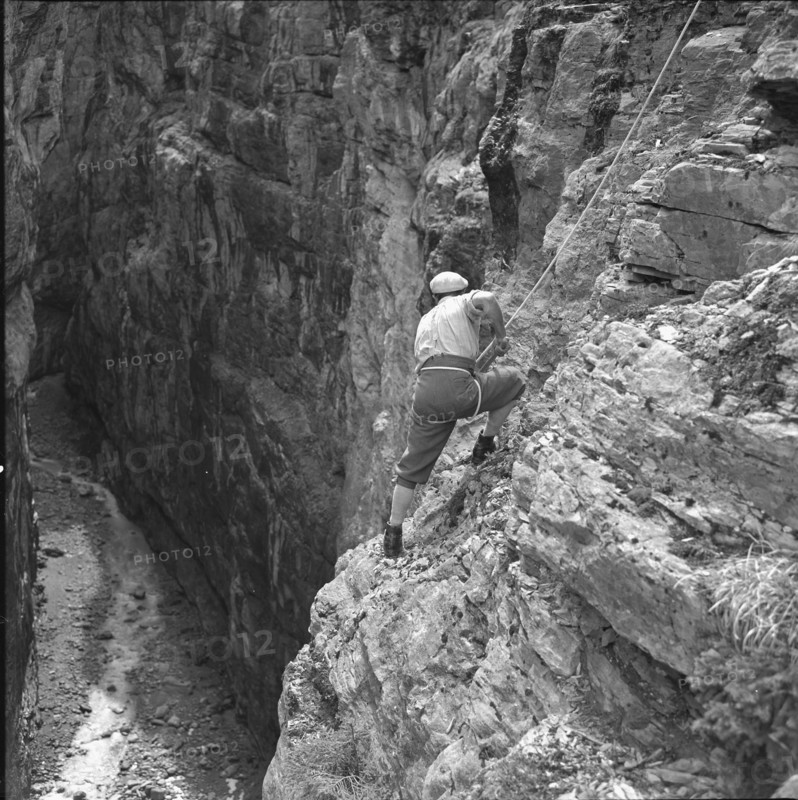 Cleaning up of the glacier ravine in Grindelwald, 1961.