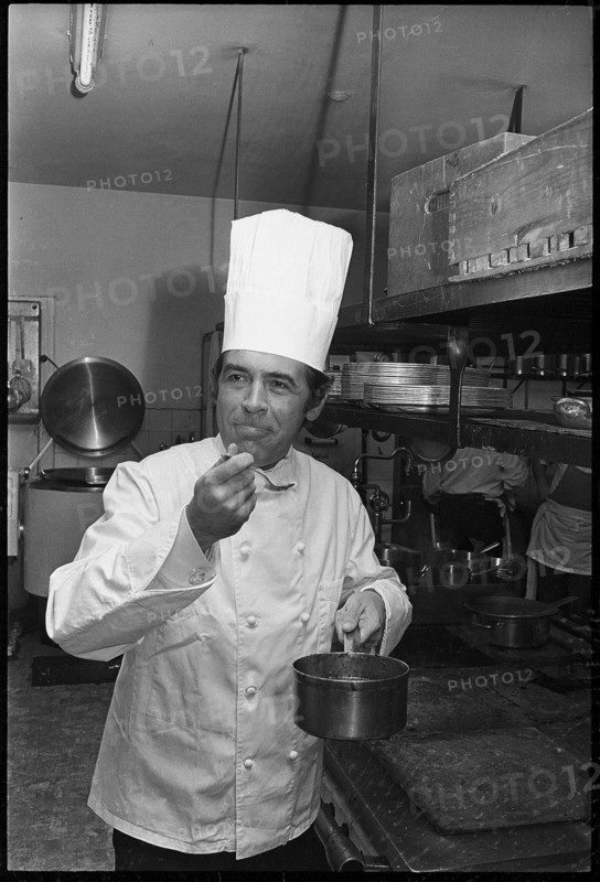 Mäni Weber as a hobby cook, 1971.