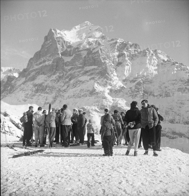 Grindelwald Bort-First; tourists, Wetterhorn; 1950.