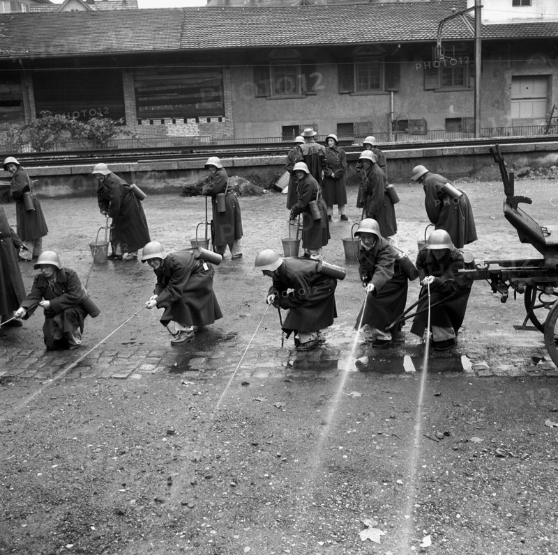 Civil defence: instruction of building chiefs, 1959.