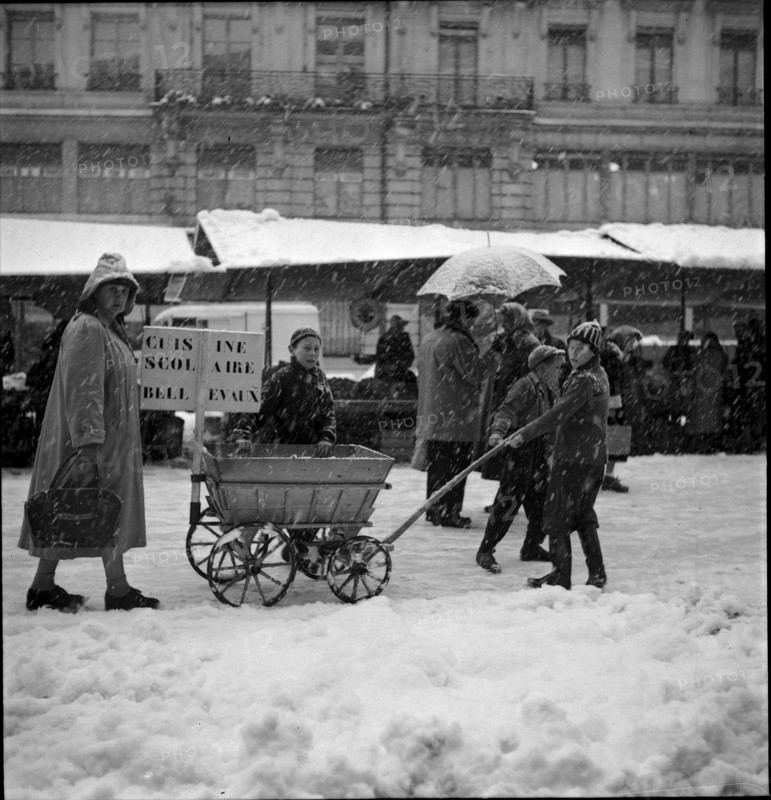 Snowfall in Lausanne: market, shopping for a school canteen; 1952.