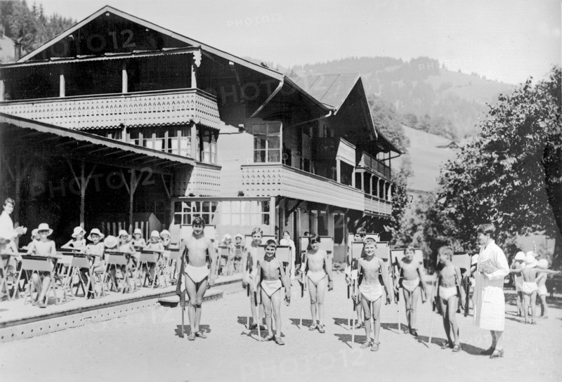 Leysin: boys in open-air school in a sanatorium.
