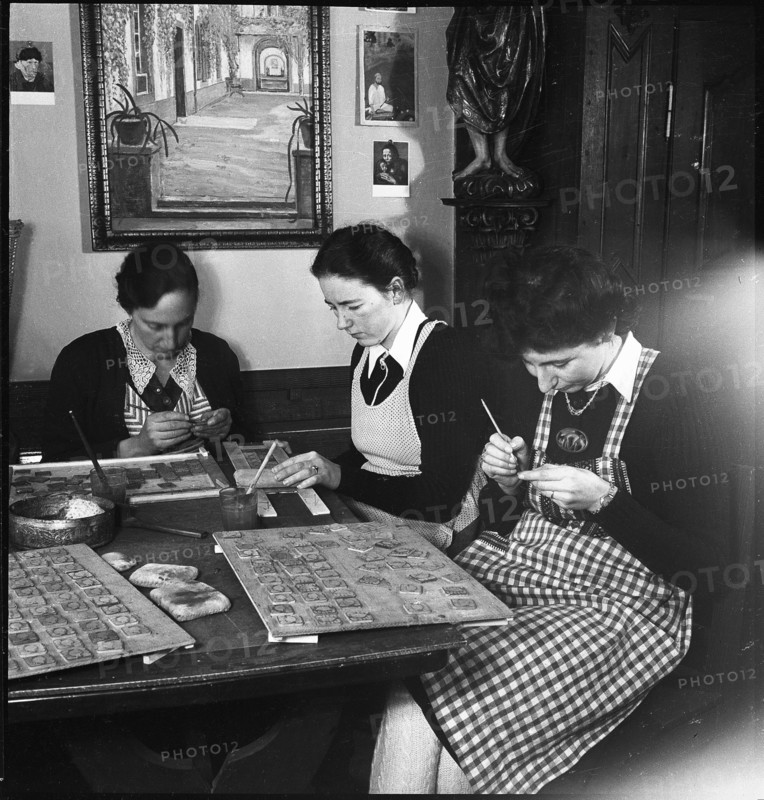 Swiss donation: producing badges, 1942.