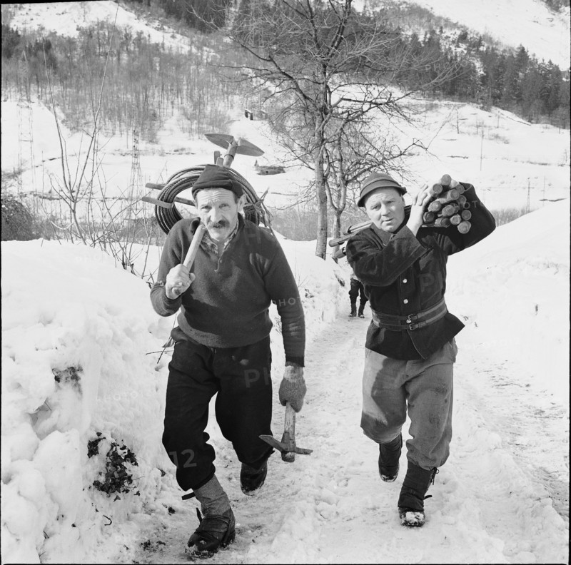 Silenen, men setting out for search for avalanche victims; 1968.