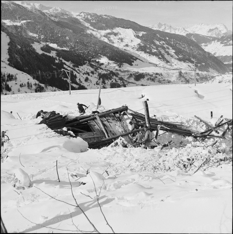 Fionnay VS, barracks of Grande Dixence SA destroyed avalanche; workers at clearing work, 1954.