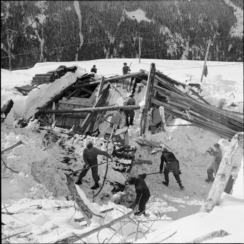 Fionnay VS, barracks of Grande Dixence SA destroyed avalanche; workers at clearing work, 1954.