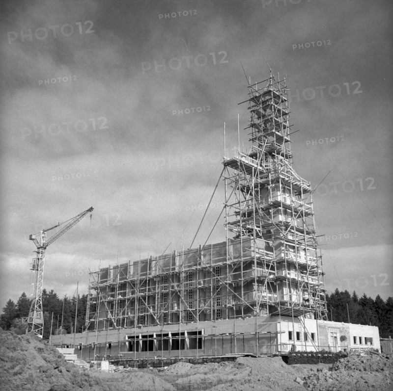 Building the temple of the Mormons in Zollikofen, 1955.
