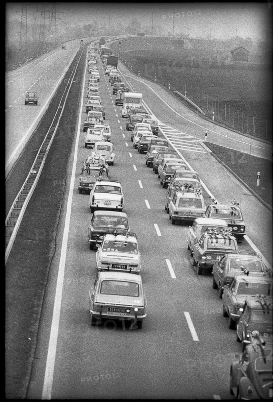Line of cars on the N3, 1975.