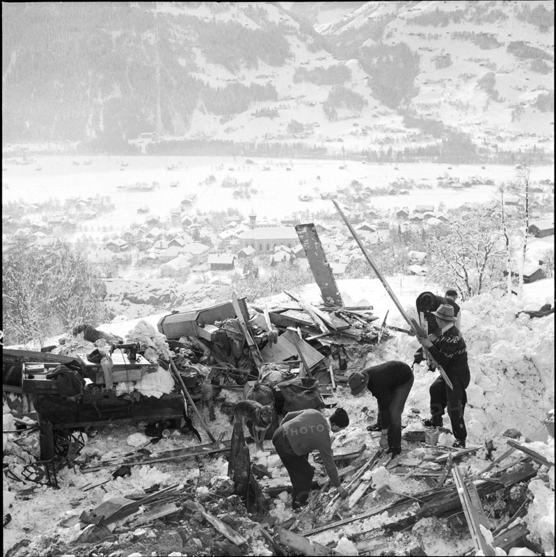Avalanche in the Montafon valley, clearing work; 1954.