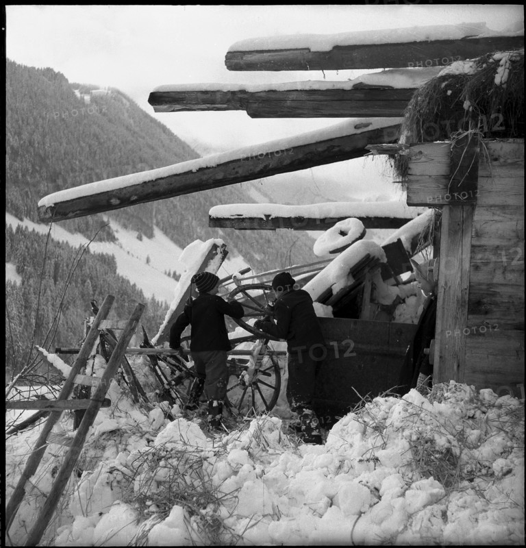 Jaun, 29 buildings destroyed by avalanche in the evacuated village; 1954.