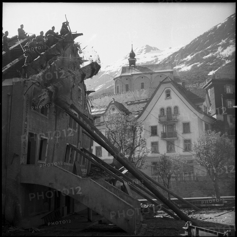 Avalanche in Andermatt; Restaurant 3 Könige, clearing work after thaw; 1951.