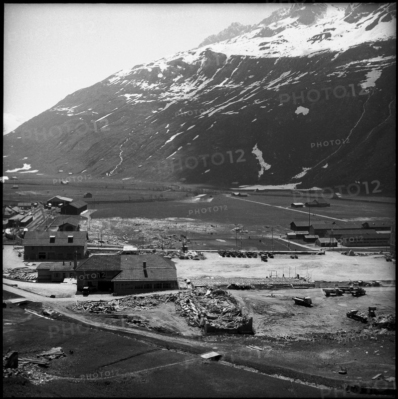 Avalanche in Andermatt; clearing work after thaw; 1951.