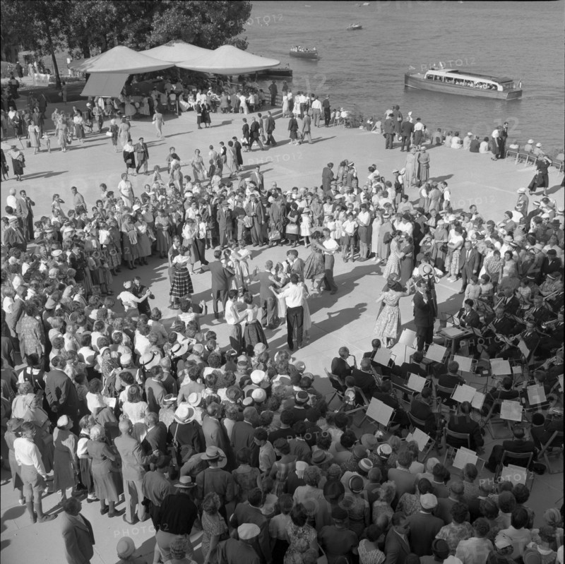 SAFFA fair 1958: visitors dancing to the music of Schaffhausen city orchestra.